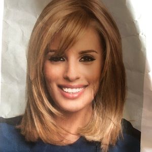 New never worn!!Beautiful short golden blonde synthetic wig. Sassy cute style.